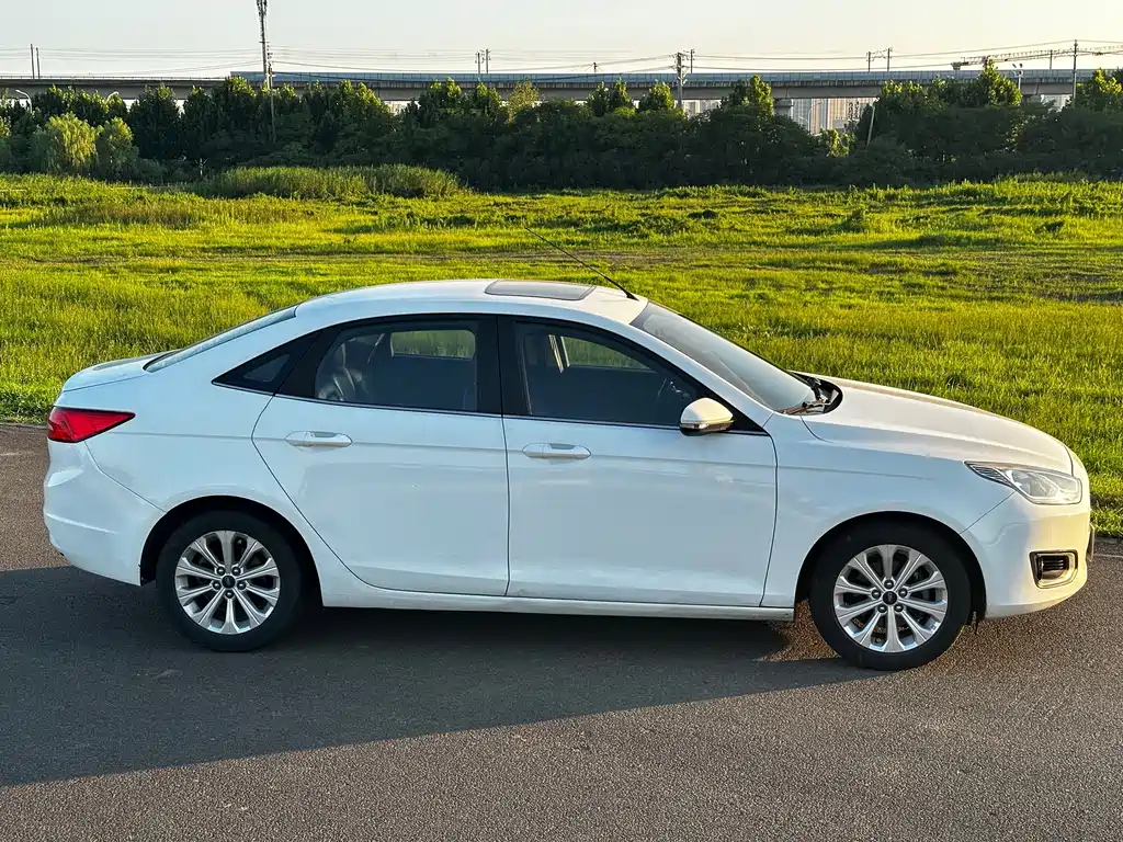 Ford Escort 2015 — фото 16