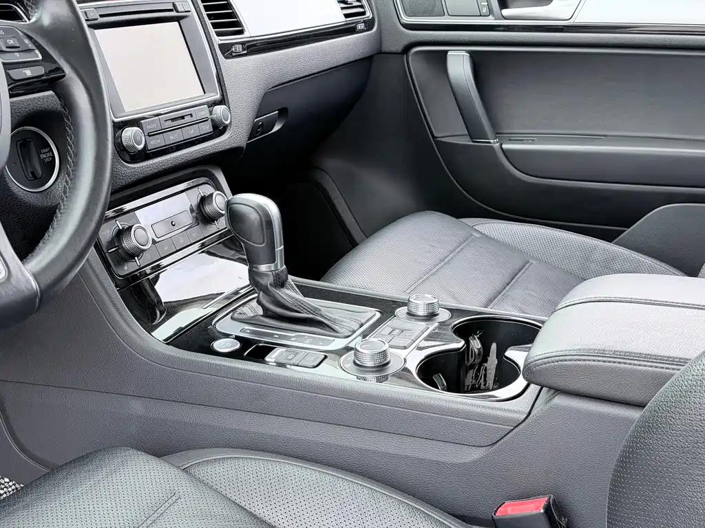 Volkswagen Touareg 2017 — фото 10