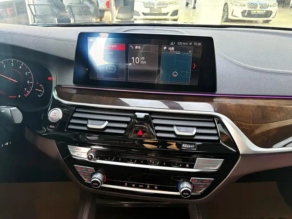 BMW 5 Series 2018 — фото 11