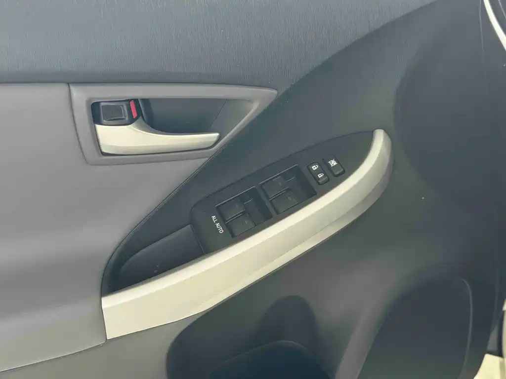 Toyota Prius 2015 — фото 9