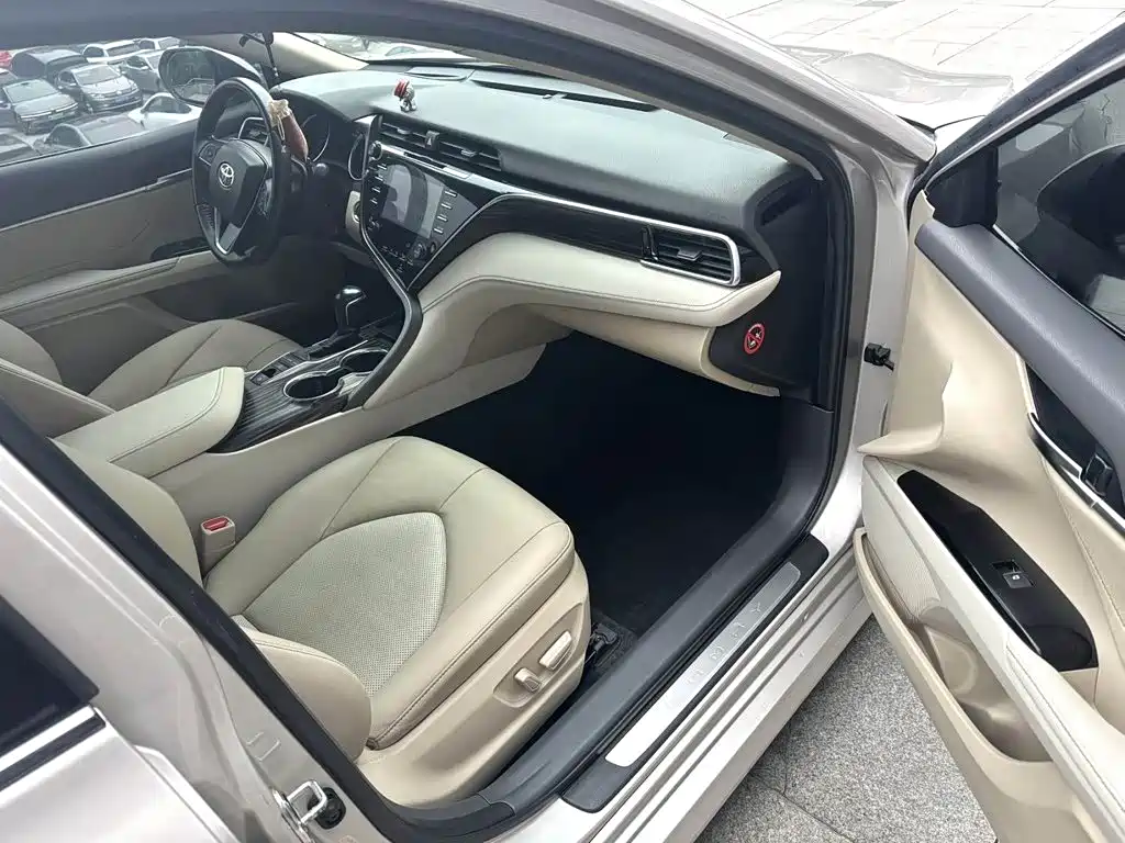 Toyota Camry 2018 — фото 8