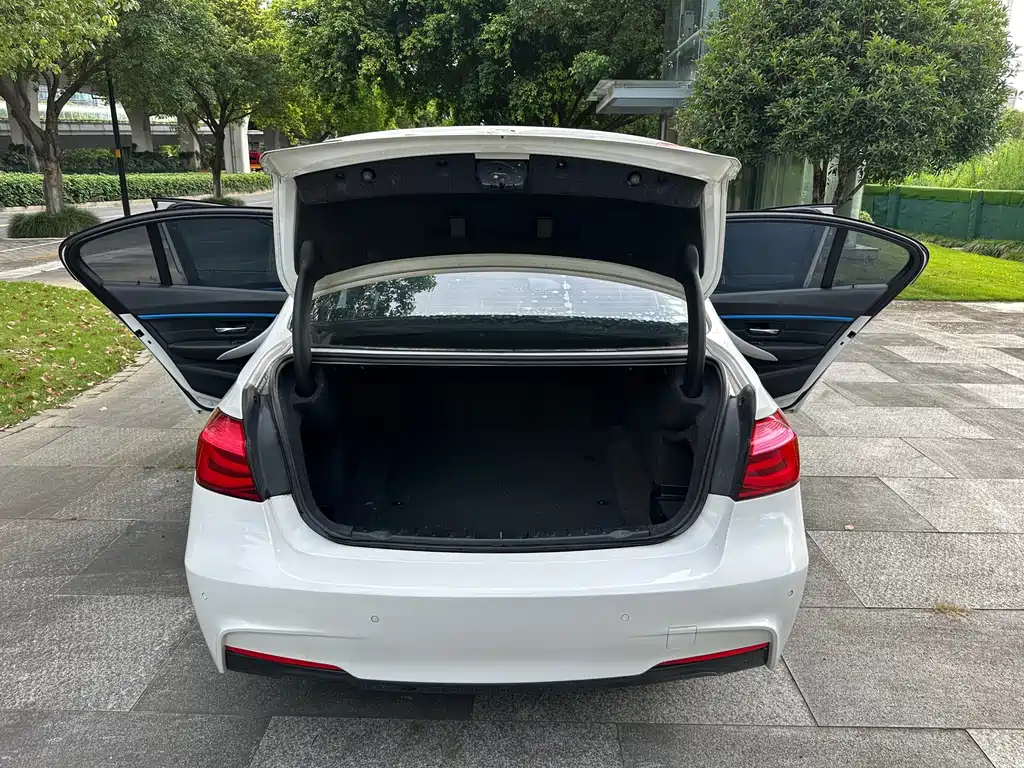BMW 3 Series 2018 — фото 24