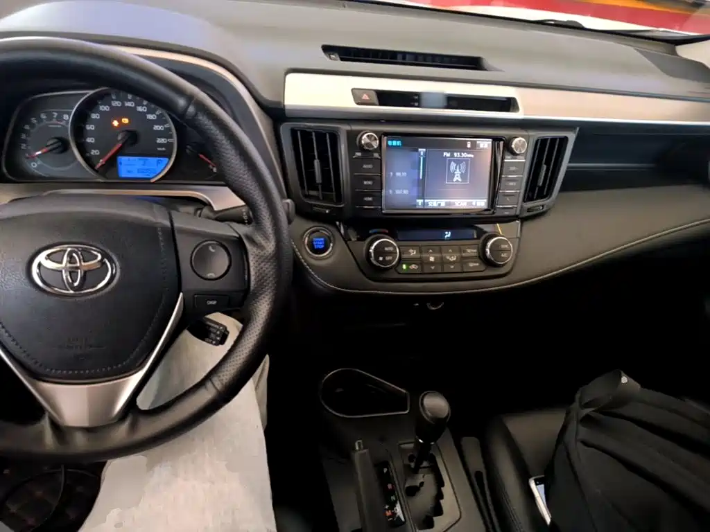 Toyota RAV4 2018 — фото 10