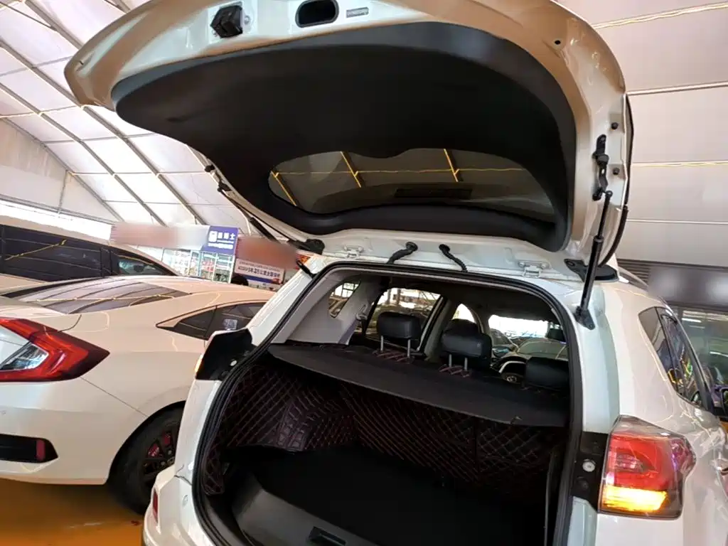 Toyota RAV4 2018 — фото 19