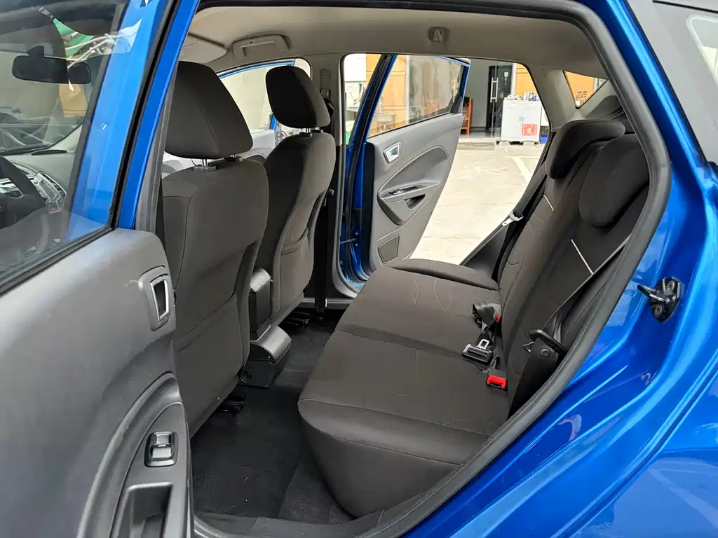 Ford Fiesta 2015 — фото 12
