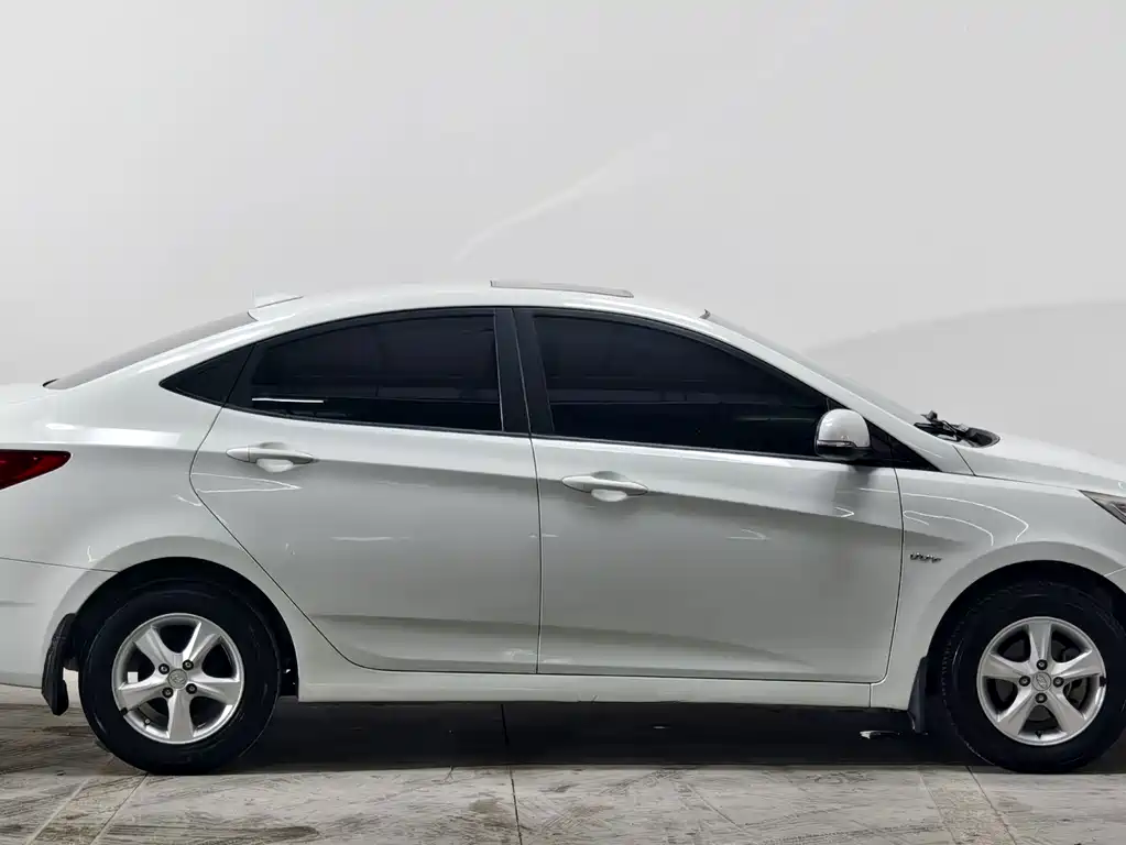 Hyundai Accent 2013 — фото 8