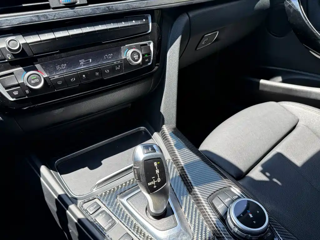 BMW 3 Series 2018 — фото 10