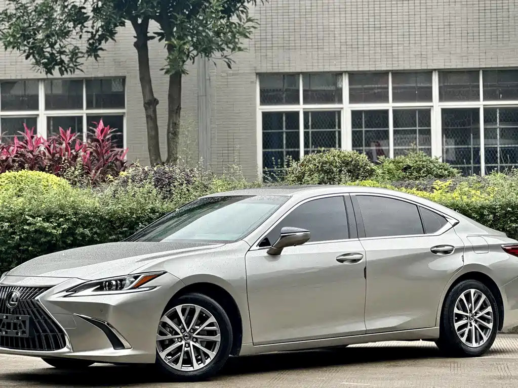 Lexus ES 2022