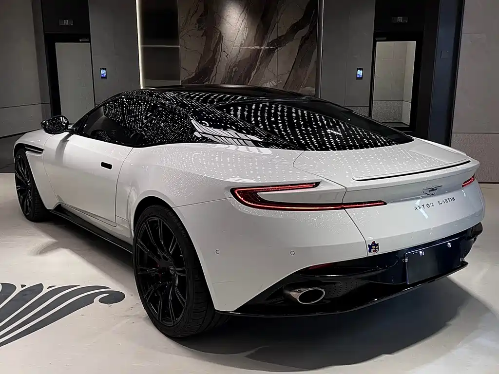 Aston Martin DB11 2023 — фото 4
