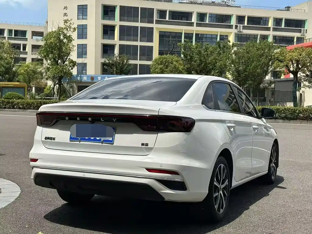 Geely Emgrand 2022