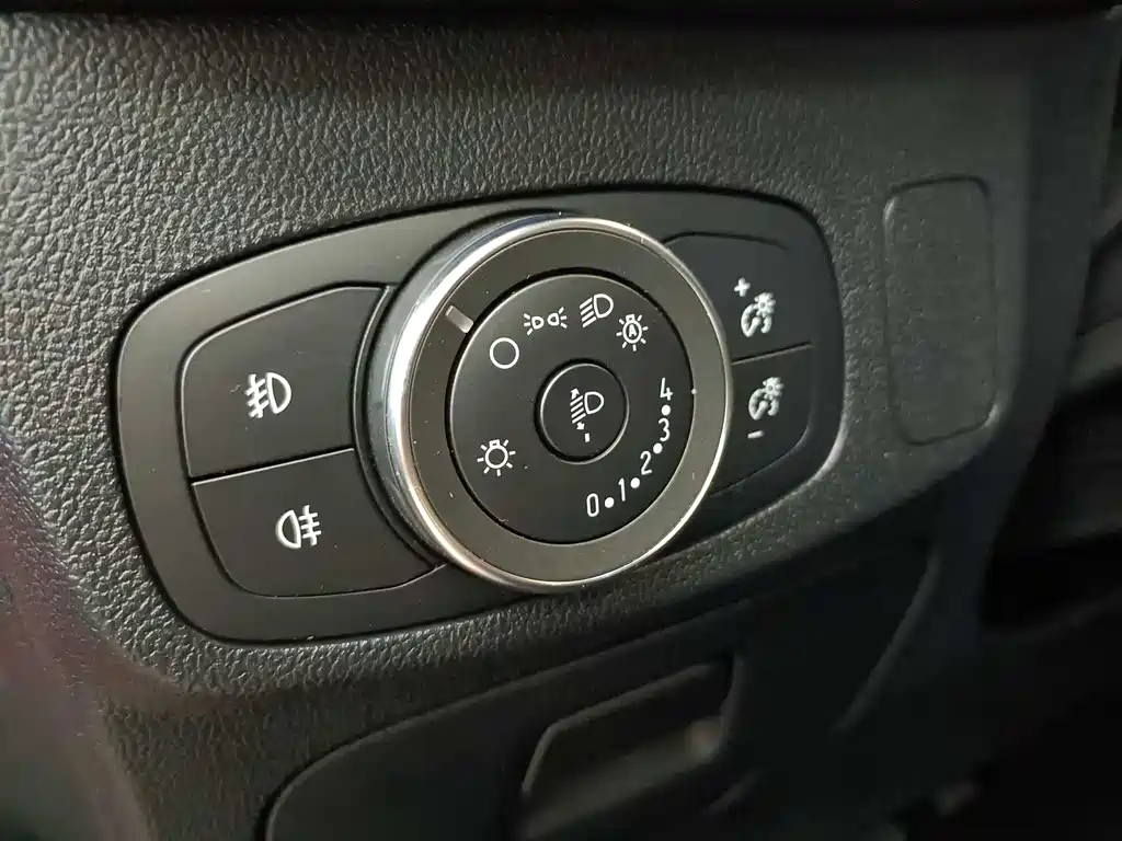Ford Focus 2020 — фото 12