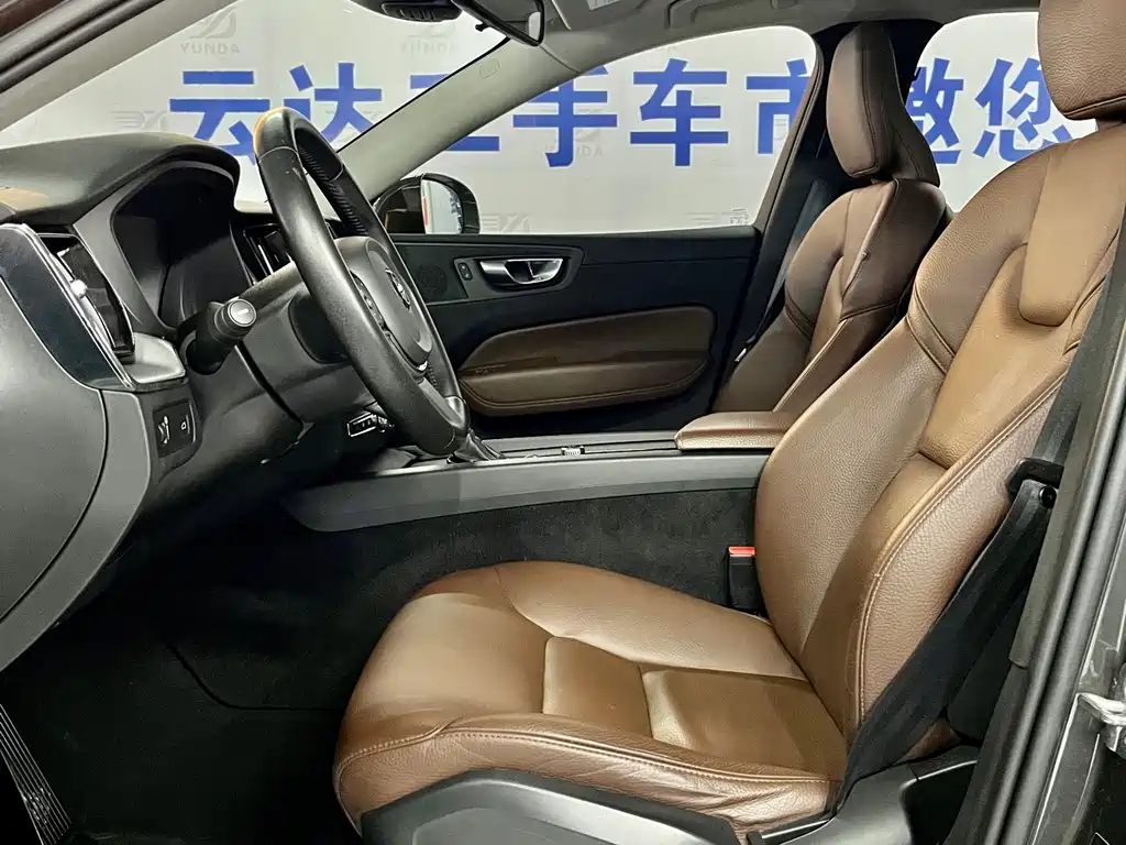 Volvo XC60 2020 — фото 11