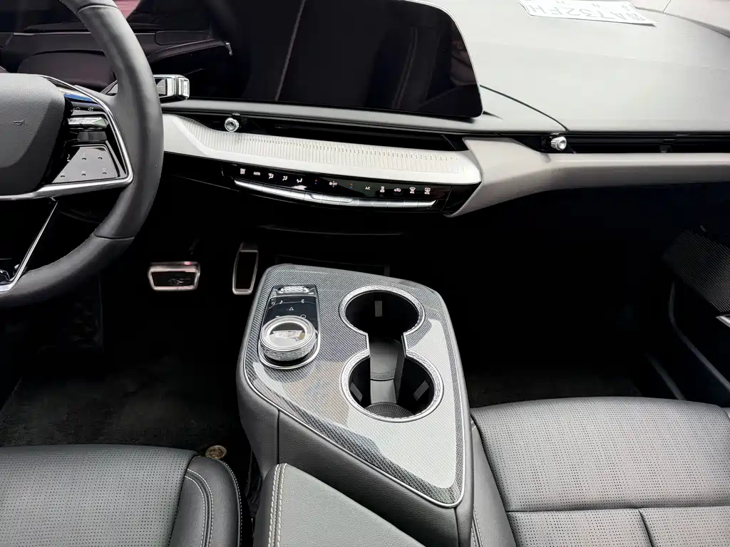 Cadillac IQ Aoge 2024 — фото 14