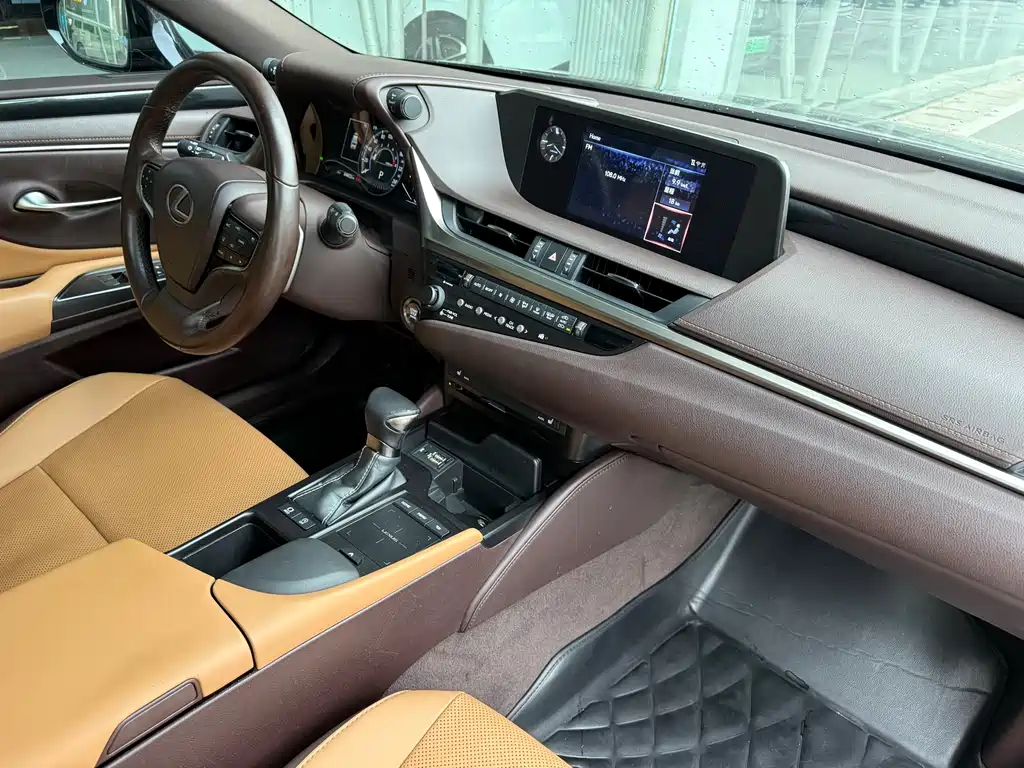 Lexus ES 2019 — фото 18