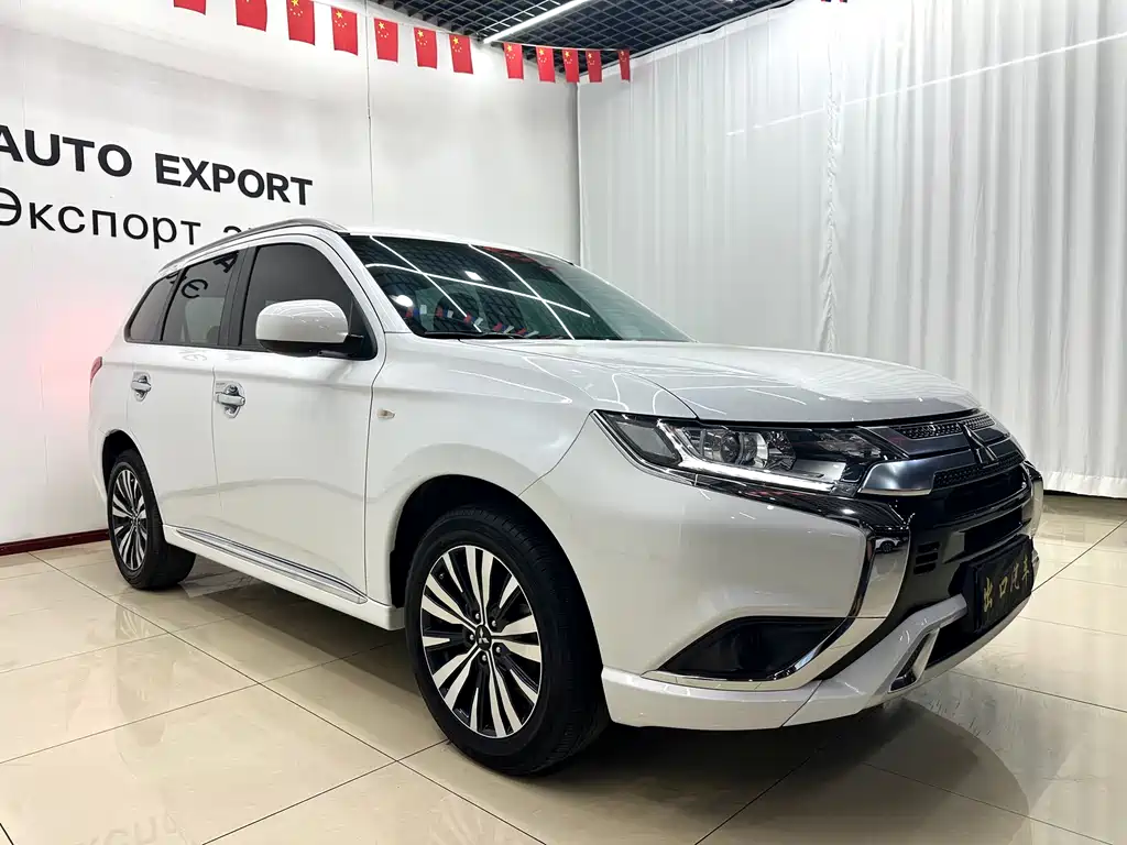 Mitsubishi Outlander 2022 — фото 3
