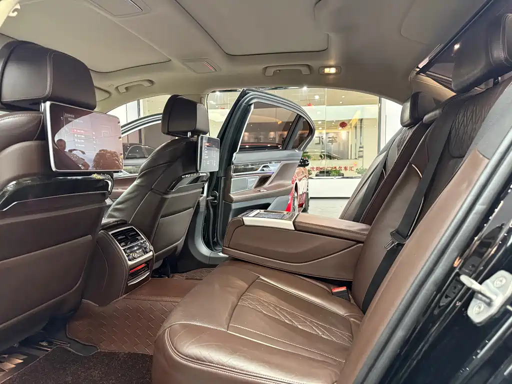 BMW 7 Series 2016 — фото 9