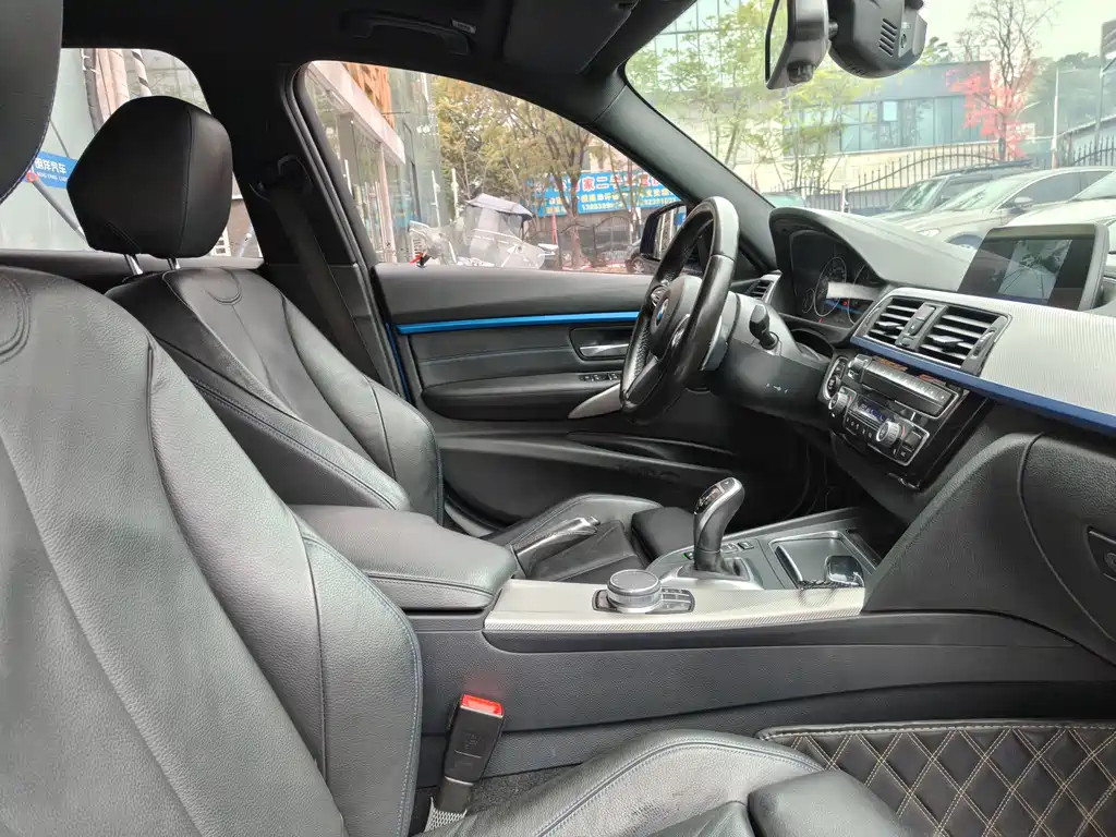 BMW 3 Series 2018 — фото 15
