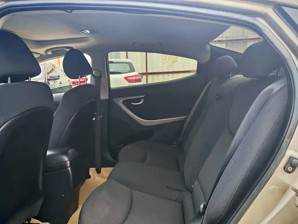 Hyundai Elantra Langdong 2017 — фото 11
