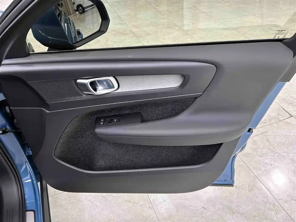 Volvo XC40 2023 — фото 12