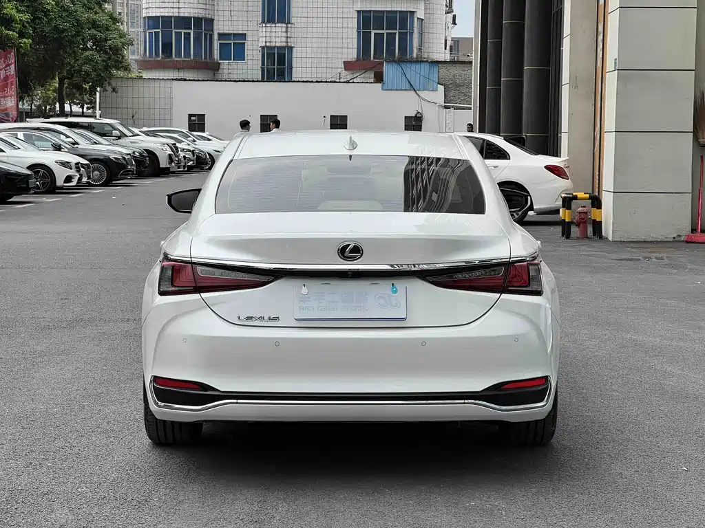 Lexus ES 2020 — фото 15