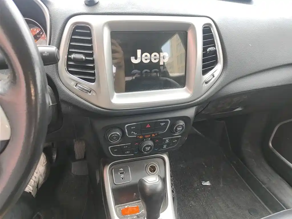 Jeep Compass 2017 — фото 9