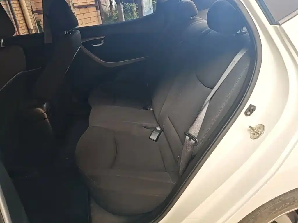 Hyundai Elantra 2015 — фото 17