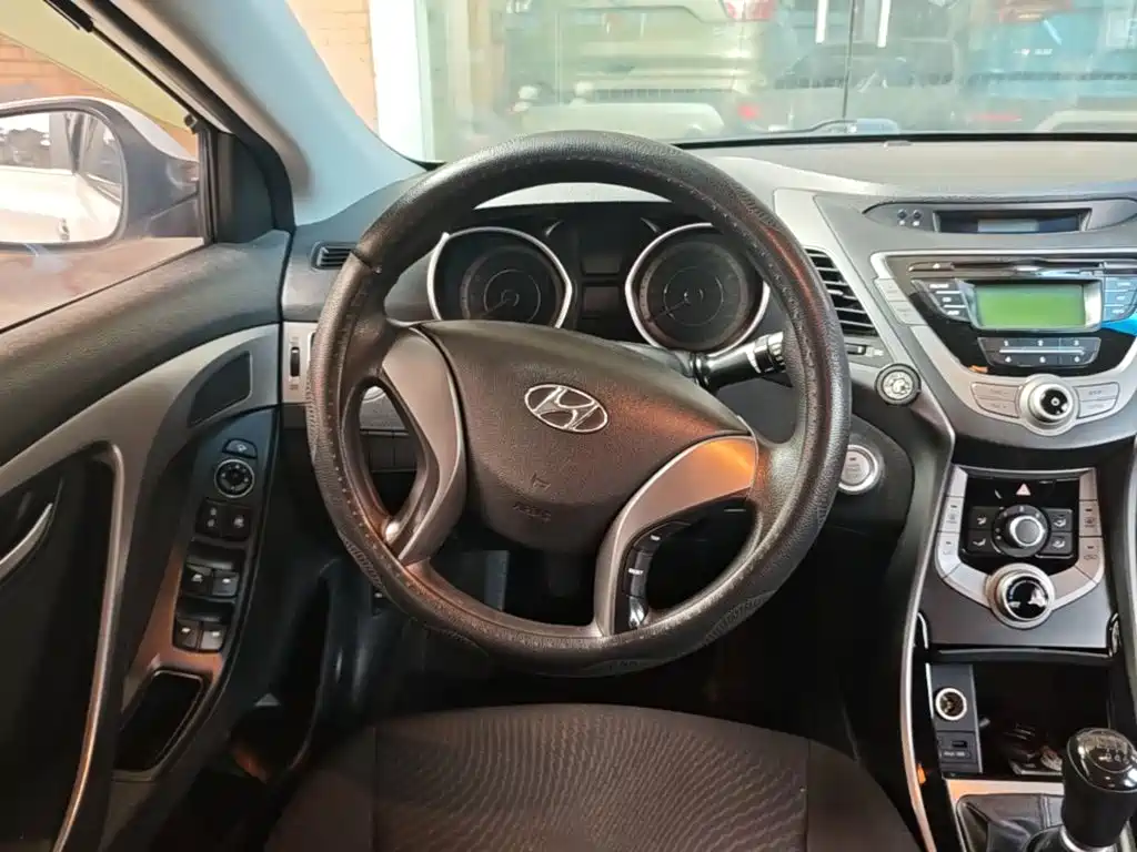 Hyundai Elantra 2015 — фото 11