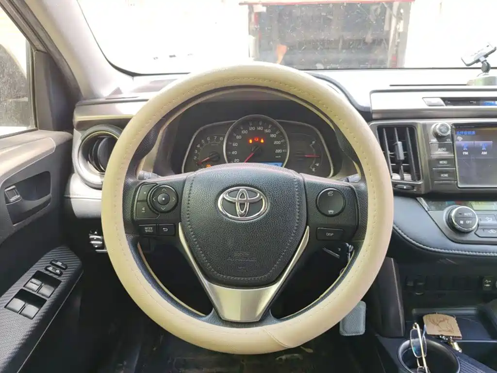 Toyota RAV4 2015 — фото 12