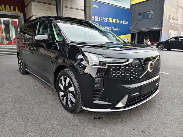 Volvo EM90 2025