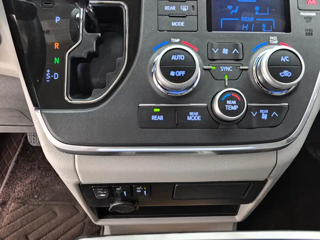 Toyota Sienna 2017 — фото 11