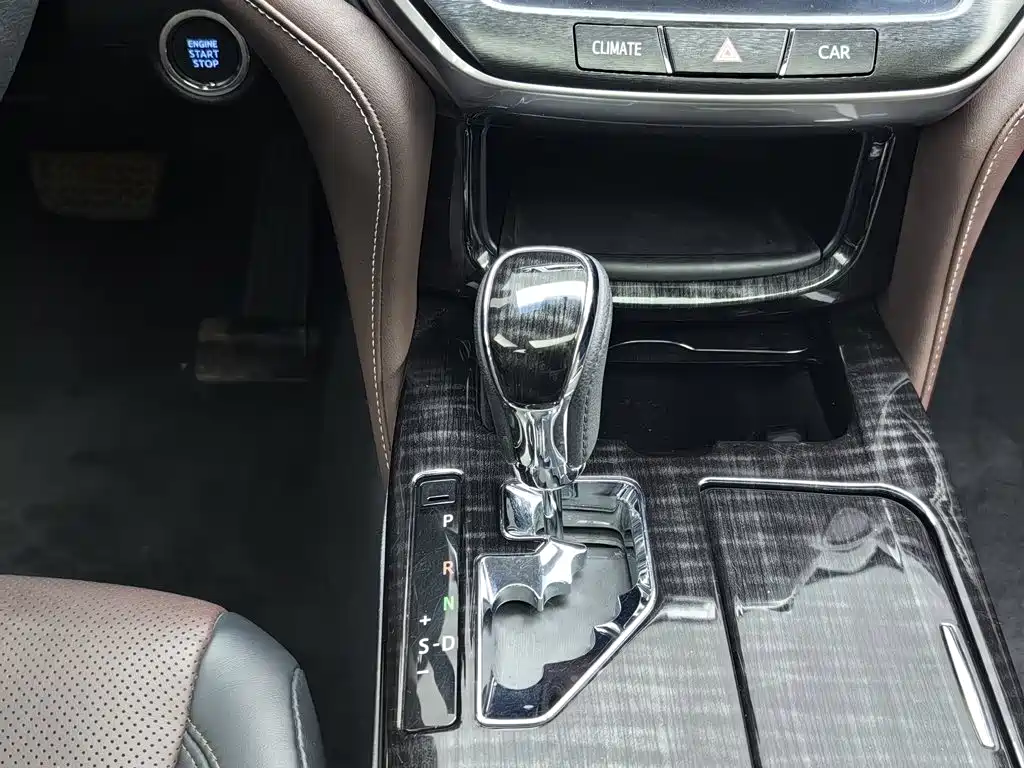Toyota Crown 2017 — фото 13