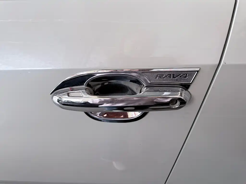 Toyota RAV4 2020 — фото 8