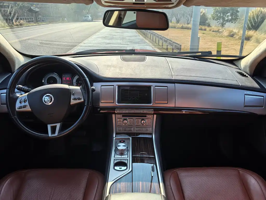 Jaguar XF 2013 — фото 18
