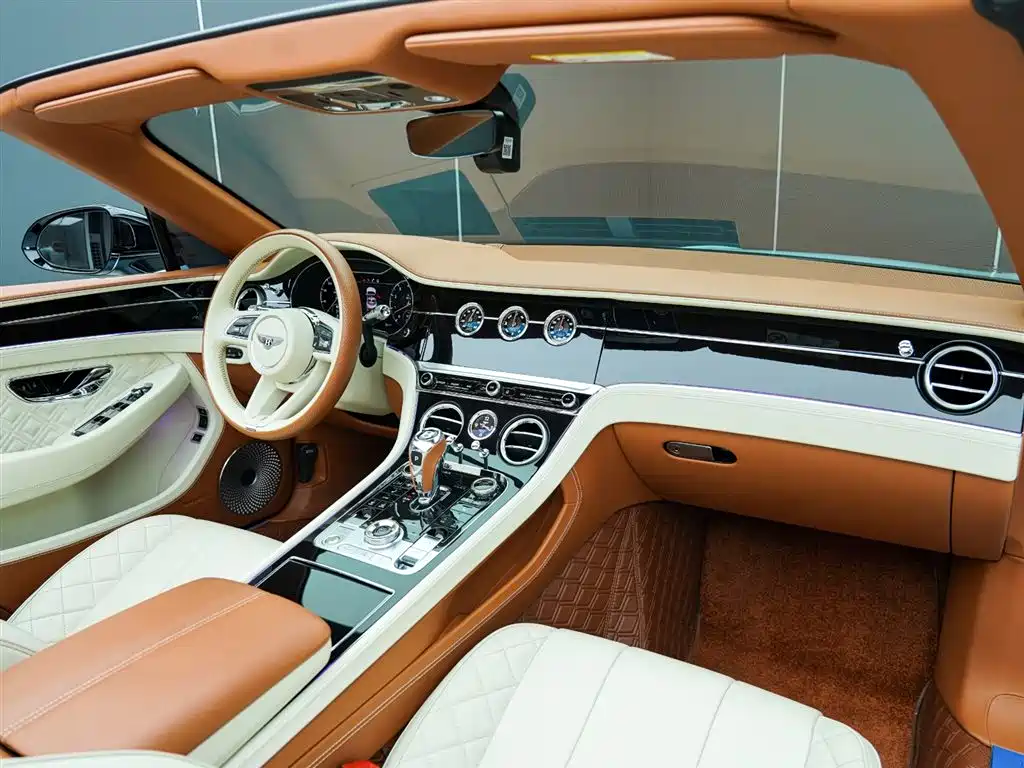Bentley Continental 2023 — фото 17