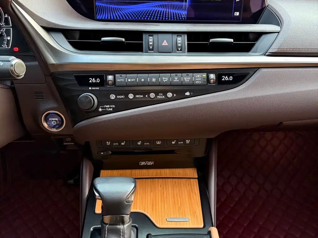 Lexus ES 2019 — фото 19