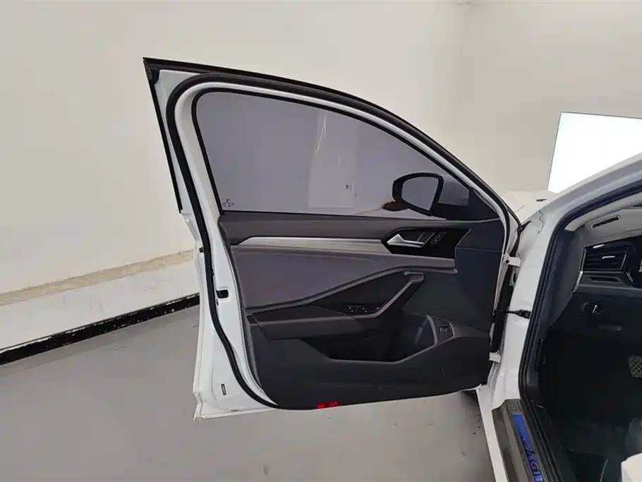 Volkswagen Sagitar 2022