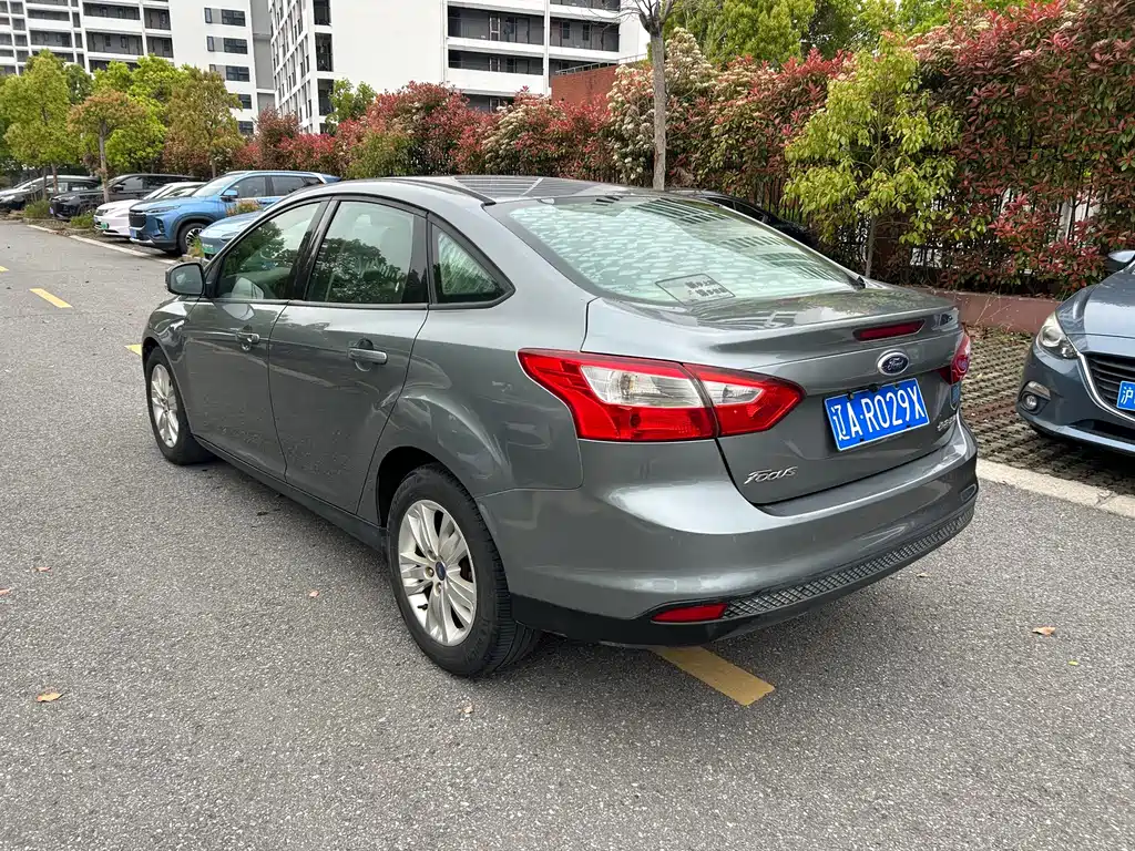 Ford Focus 2013 — фото 17