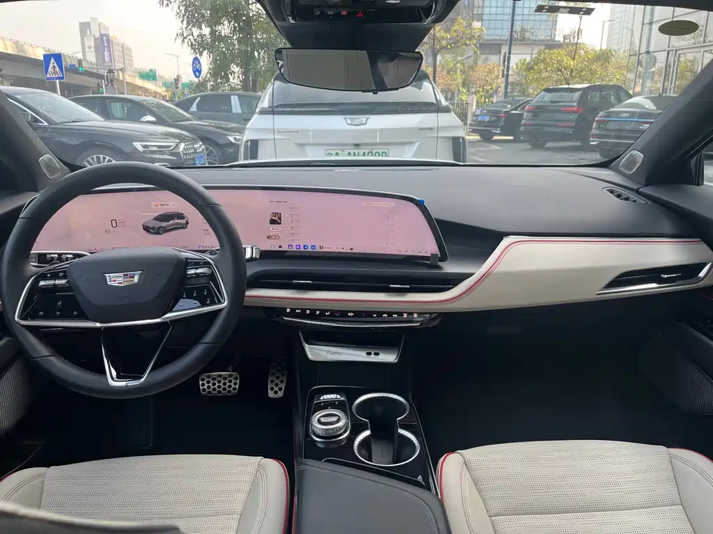 Cadillac GT4 2025 — фото 12