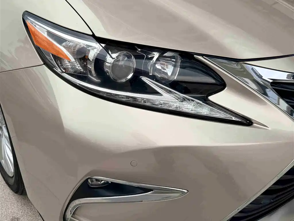 Lexus ES 2017 — фото 24