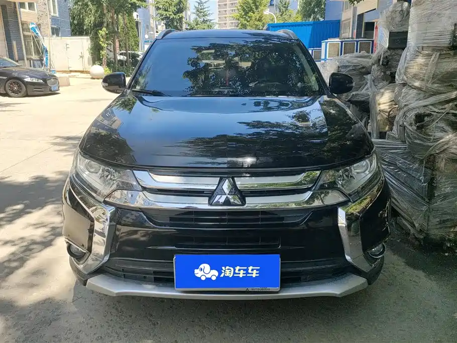 Mitsubishi Outlander 2018 — фото 2