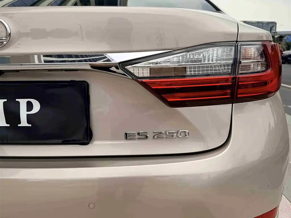 Lexus ES 2017 — фото 13