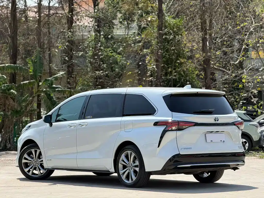 Toyota Sienna 2023 — фото 7