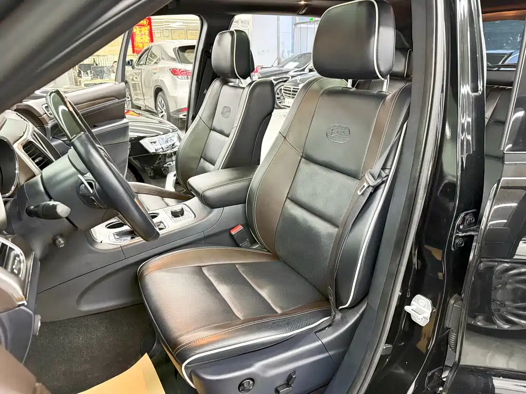Jeep Grand Cherokee 2018 — фото 14