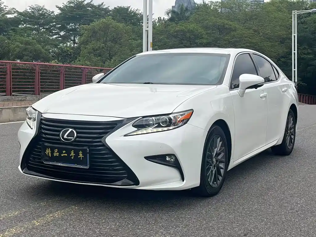Lexus ES 2018 — фото 1