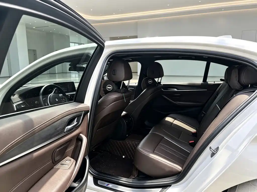 BMW 5 Series 2023 — фото 10
