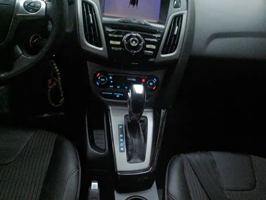 Ford Focus 2014 — фото 16