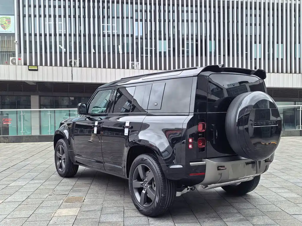 Land Rover Defender 2023 — фото 15