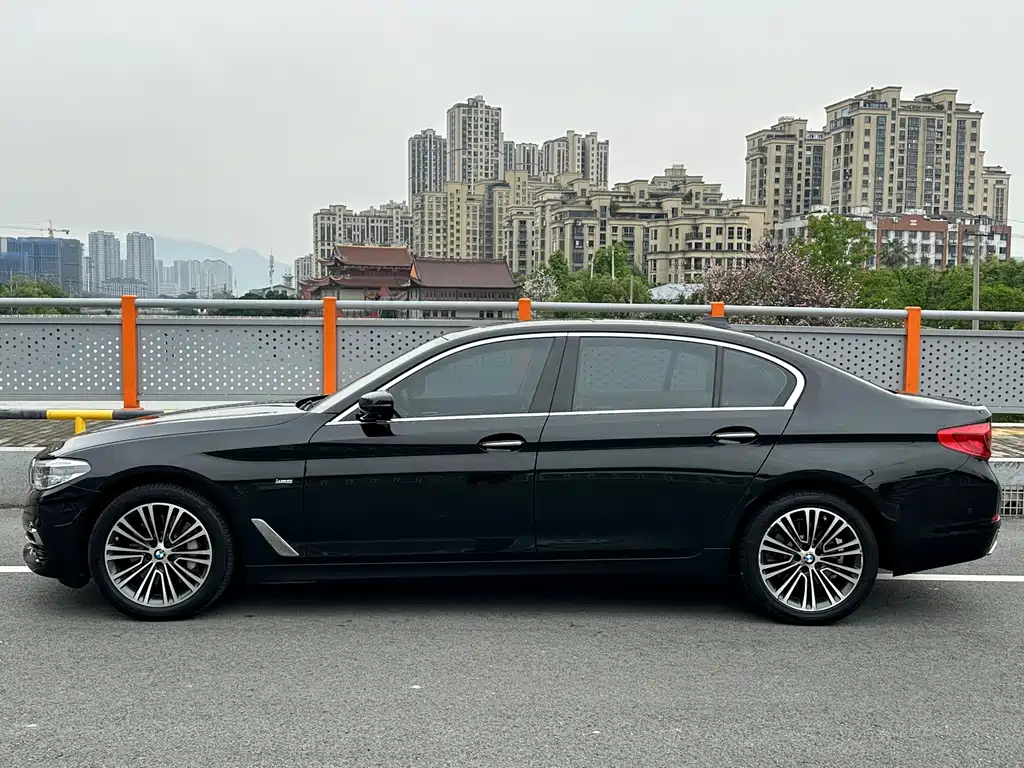 BMW 5 Series 2019 — фото 16