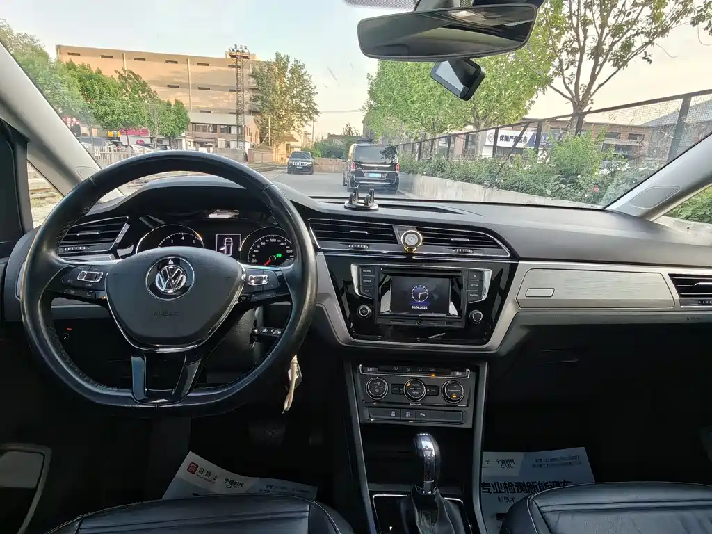 Volkswagen Touran 2017 — фото 18