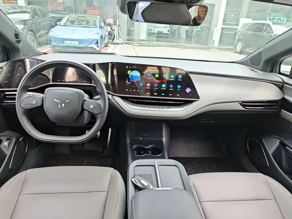 Hongqi EH7 2025 — фото 10